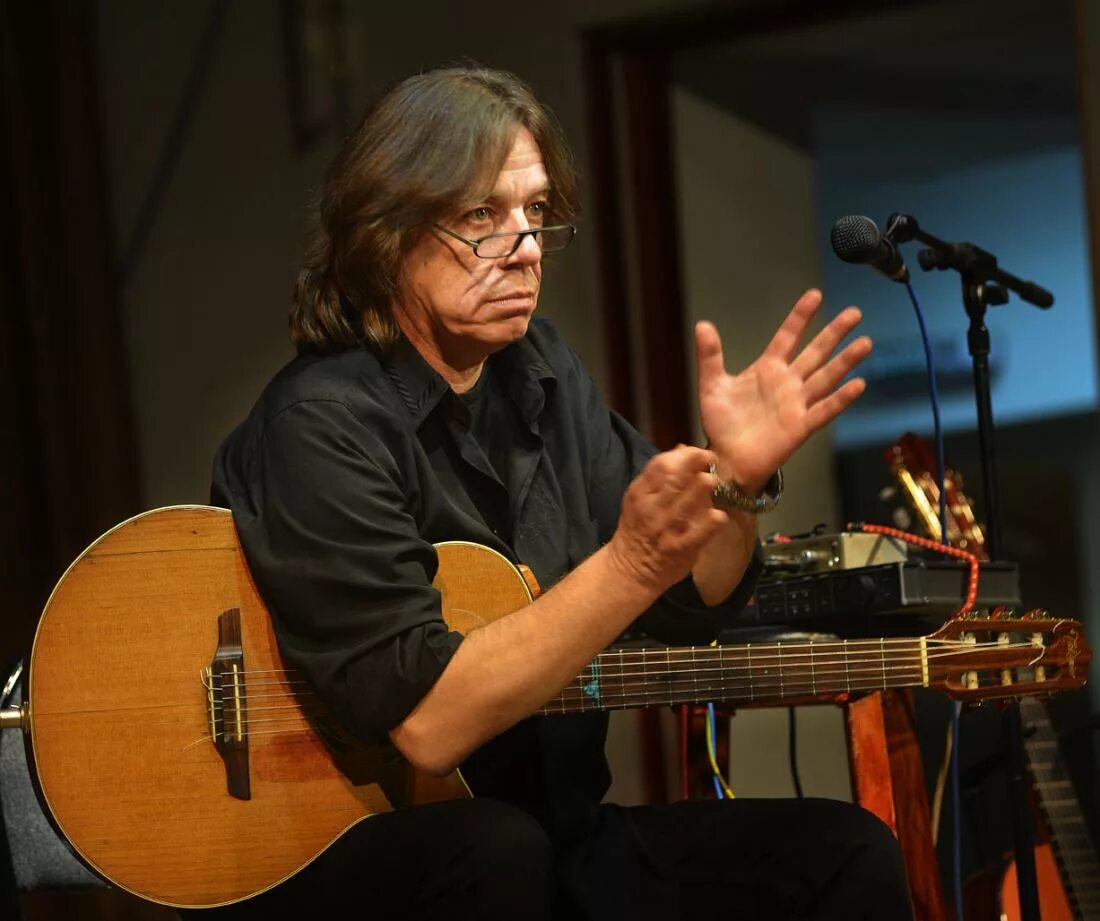 Ливан музыкант. Нерсес хачатрян скрипач. Группа гио пика. Juanes. Все картинки музыканты иранские покажешь ты мне.