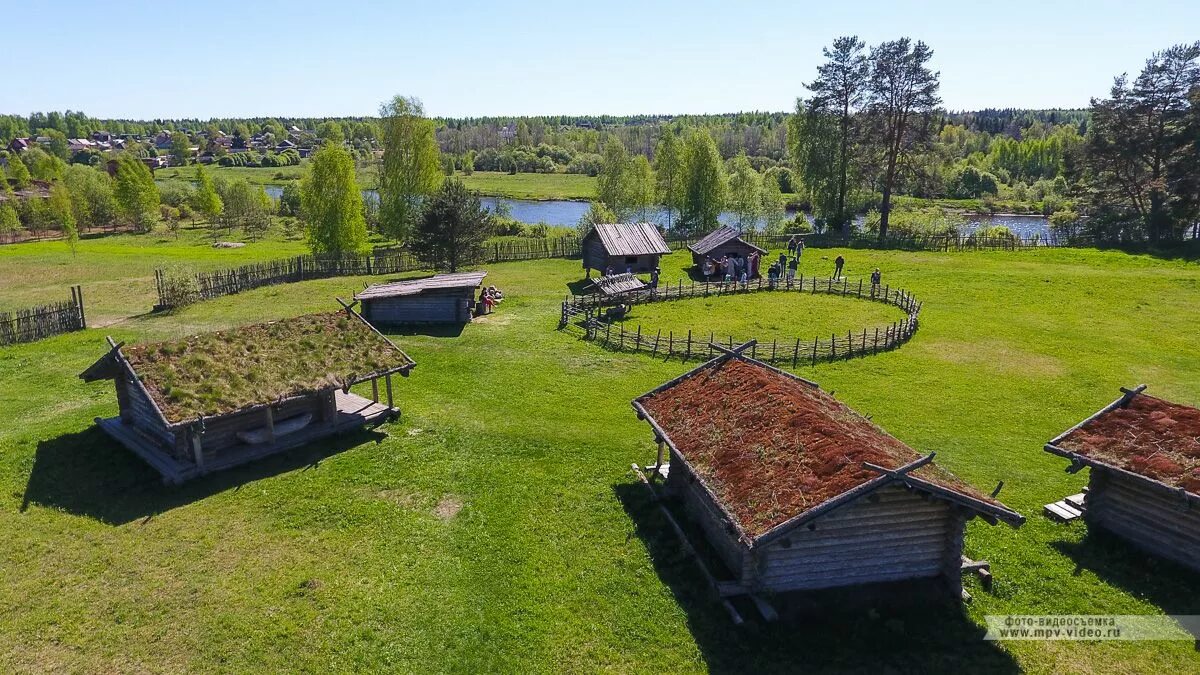 X village. Любытино музей Славянская деревня. Славянская деревня 10 века в Любытино. Славянская деревня в Любытино Новгородской. Краеведческий музей Русь глубинная, деревня x века в поселке Любытино.