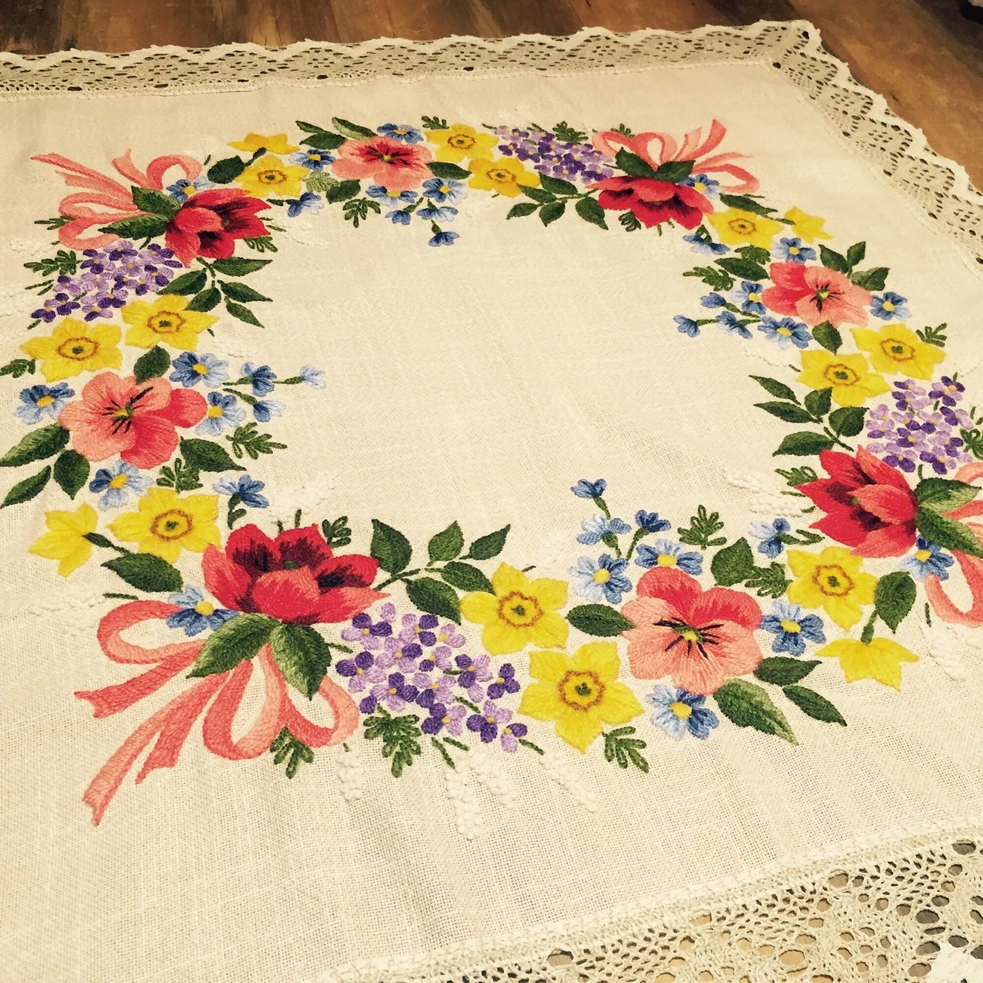 Скатерть с вышивкой. Вышитые скатерти. Papaveri mirabello скатерть. Вышивка гладью скатерти. Скатерти гладью.