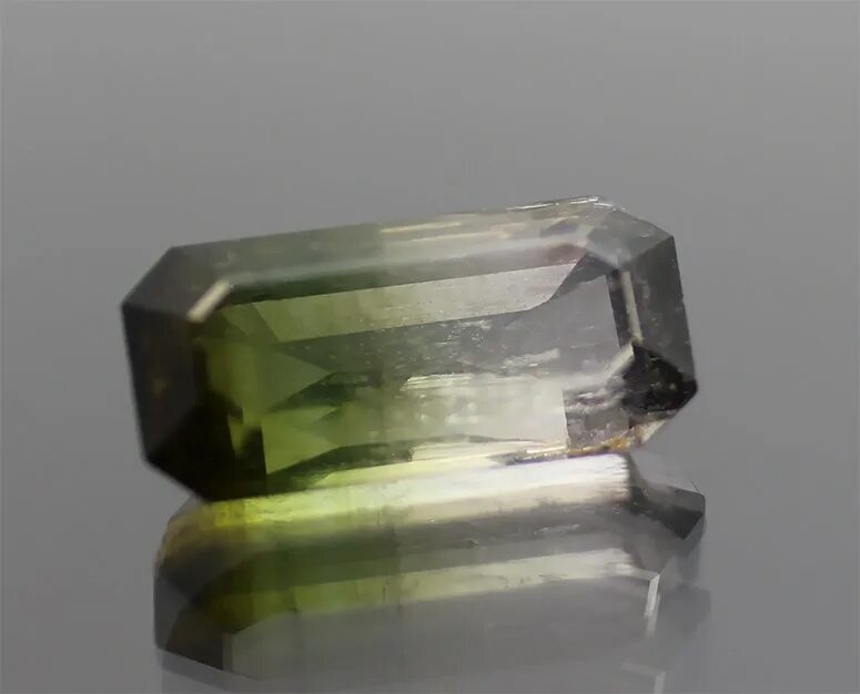 Турмалин ахроит бесцветный. Срезы турмалина. Белый турмалин камень. Дравит прозрачный бесцветный серый. Белый турмалин камень.