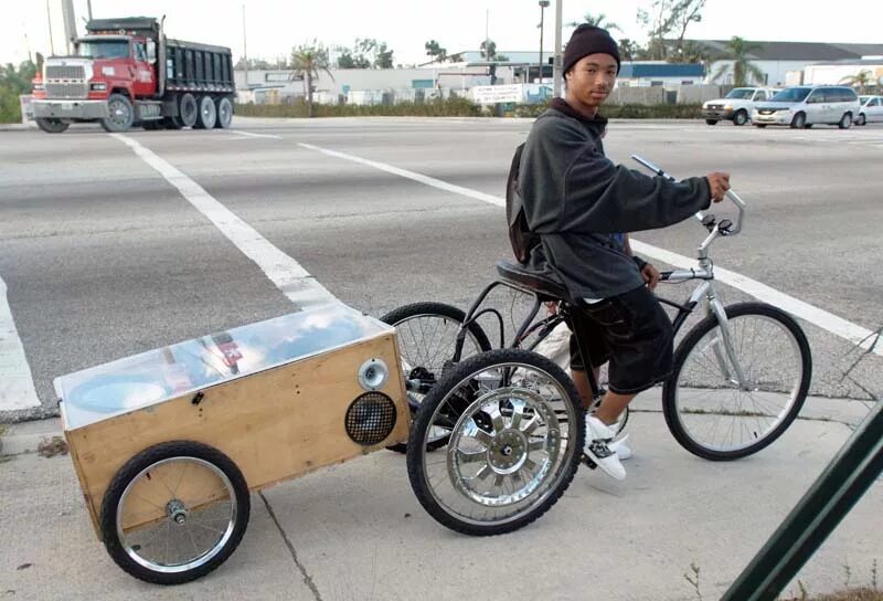 Велик с сабвуфером. Велики саб. Магнитола для велосипеда. Сабвуфер на велосипед. Сейсмический сабвуфер.