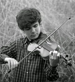 Listen somebody the violin