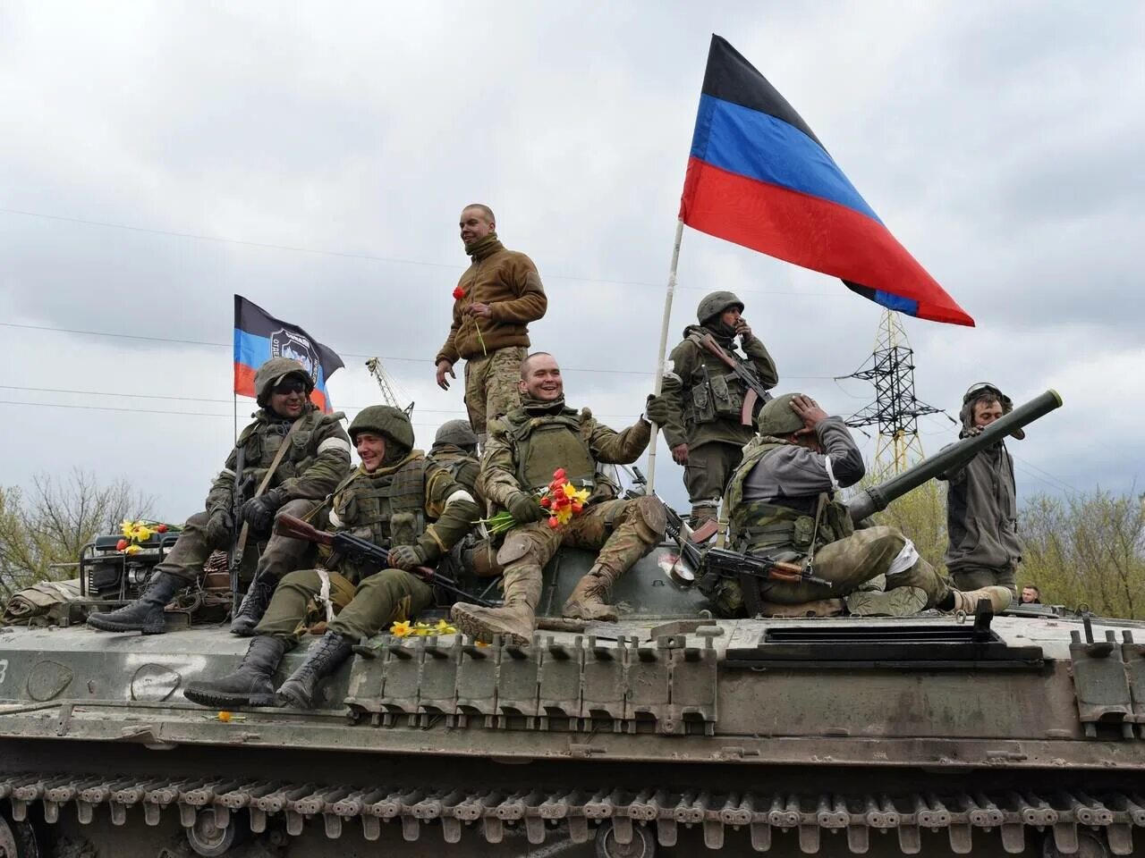 Вс рф донбасс. Референдум в лнр 2022. Обстановка на линии соприкосновения днр. Война в новороссии. Военные флаги.