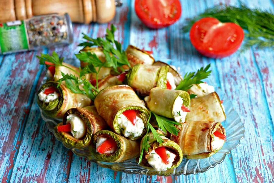 Рулетики из кабачков с помидорами. Рулетики из кабачков с помидорами. Закусочные рулетики из кабачков. Рулетики из кабачков с помидорами. Рулет из цукини.