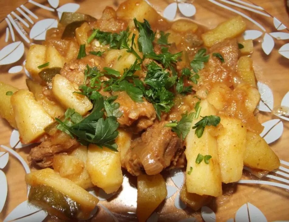 татарское азу. азу из курицы с картошкой. картошка с курицей по татарски. картошка с курицей по татарски. курица по татарски.