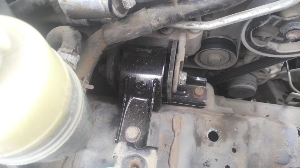 Сайлентблок задней опоры двигателя лансер 10. Крышка маслозаливной горловины двигателя митсубиши лансер 9. Вибрация двигателя на холостых на лансере 9. Сайлентблок опоры двигателя asx. Крышка маслозаливной горловины лансер 9.