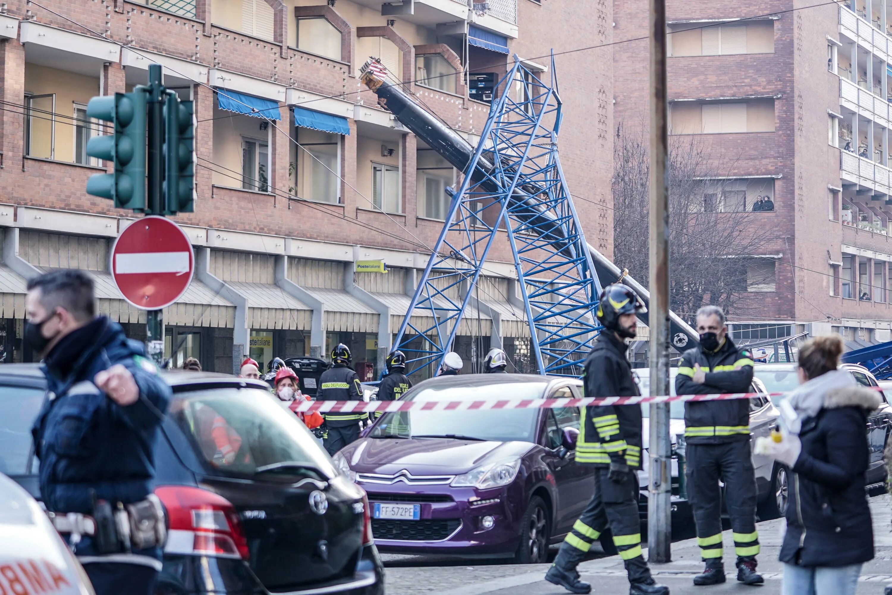 Кран падает. Torino u2. Девочка Бекки на которую упал кран. В Аргентине упал кран где в каком городе.