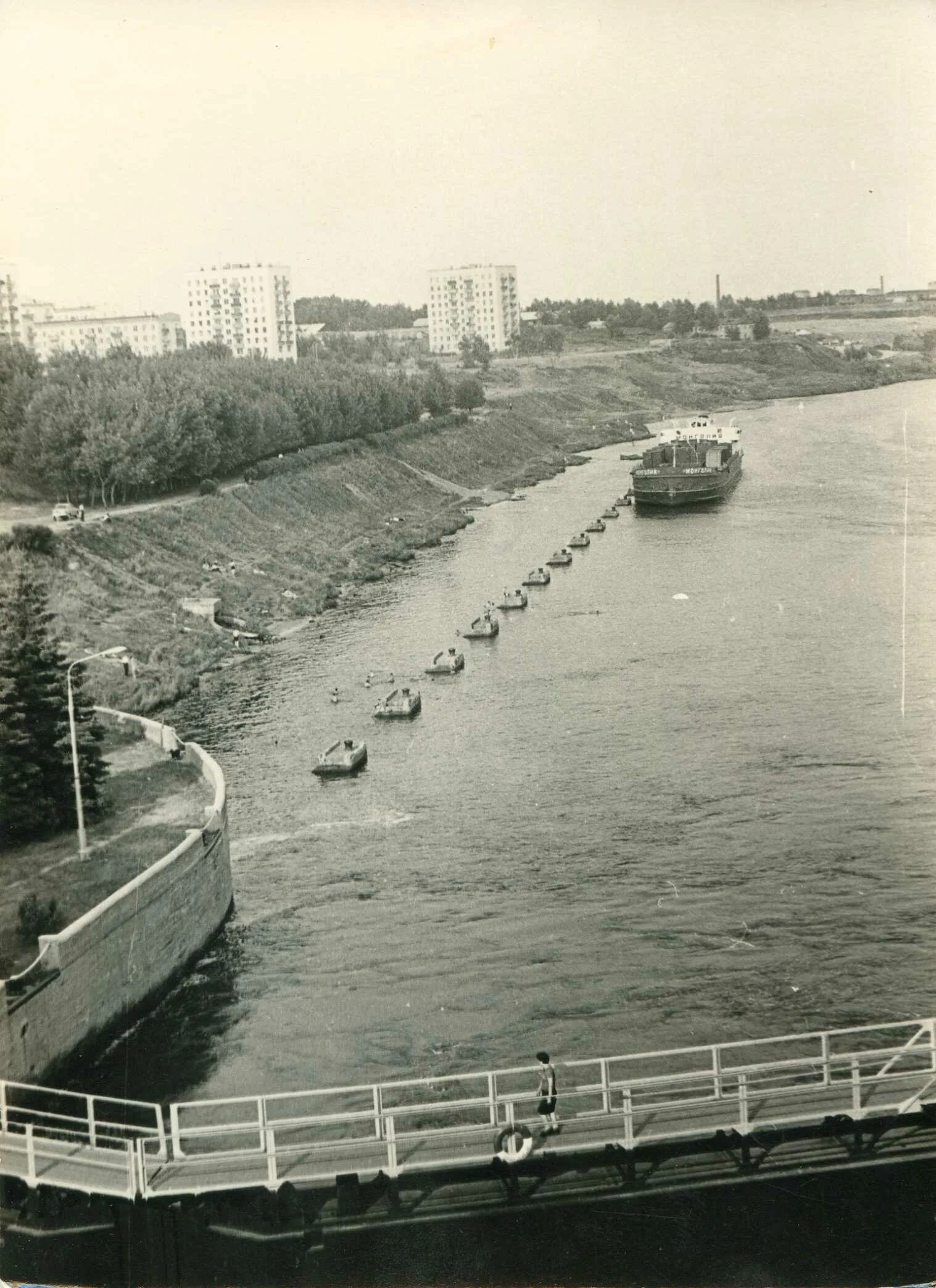 Старинный город набережные челны. Котельническая набережная ссср. Бережковская набережная старые снимки. Набережные челны 1995. Набережные челны старый речной порт.
