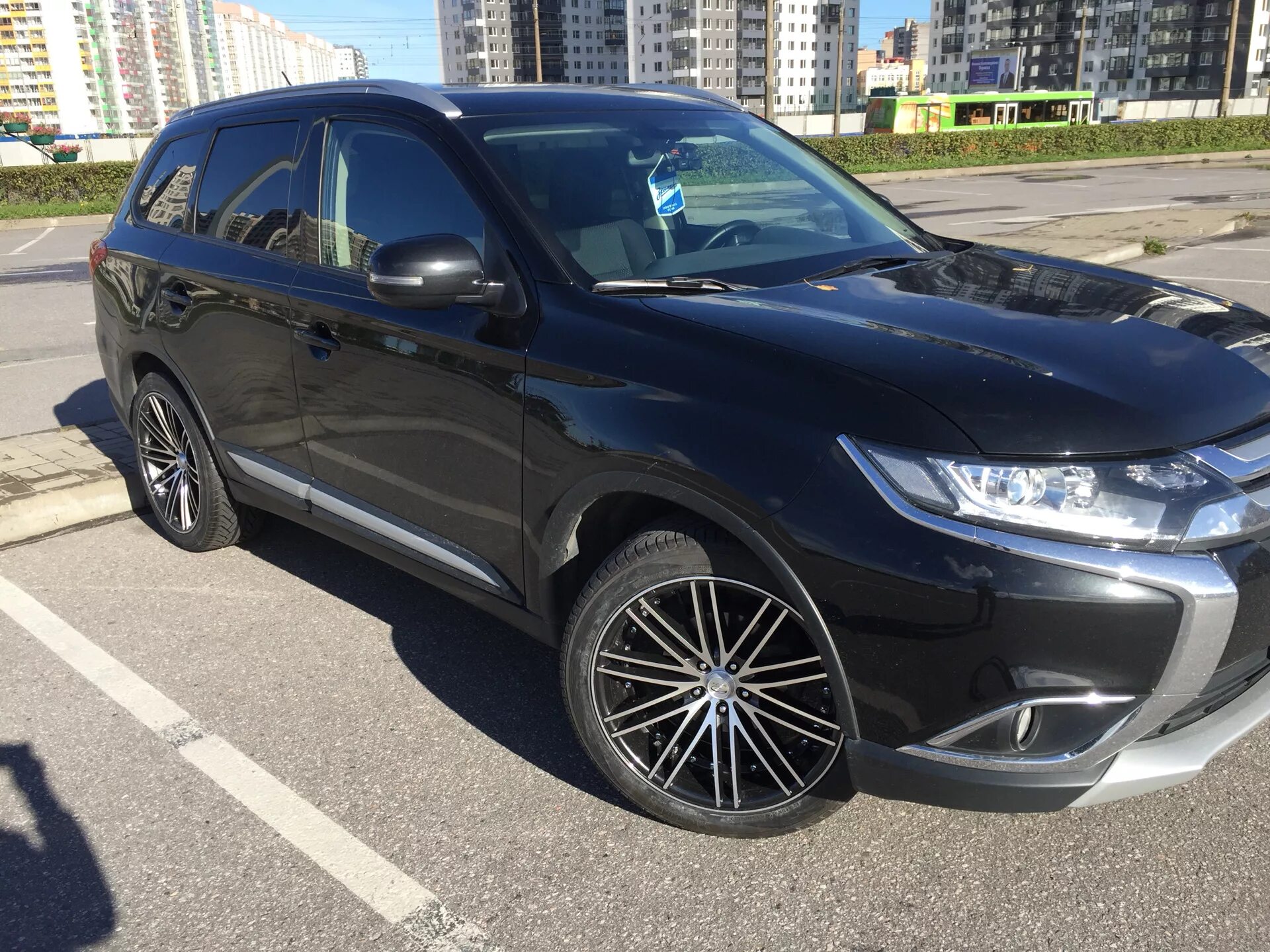 Аутлендер r20. Митсубиси Аутлендер r20. Mitsubishi Outlander на колесах r20. Mitsubishi Outlander 3 диски r18.