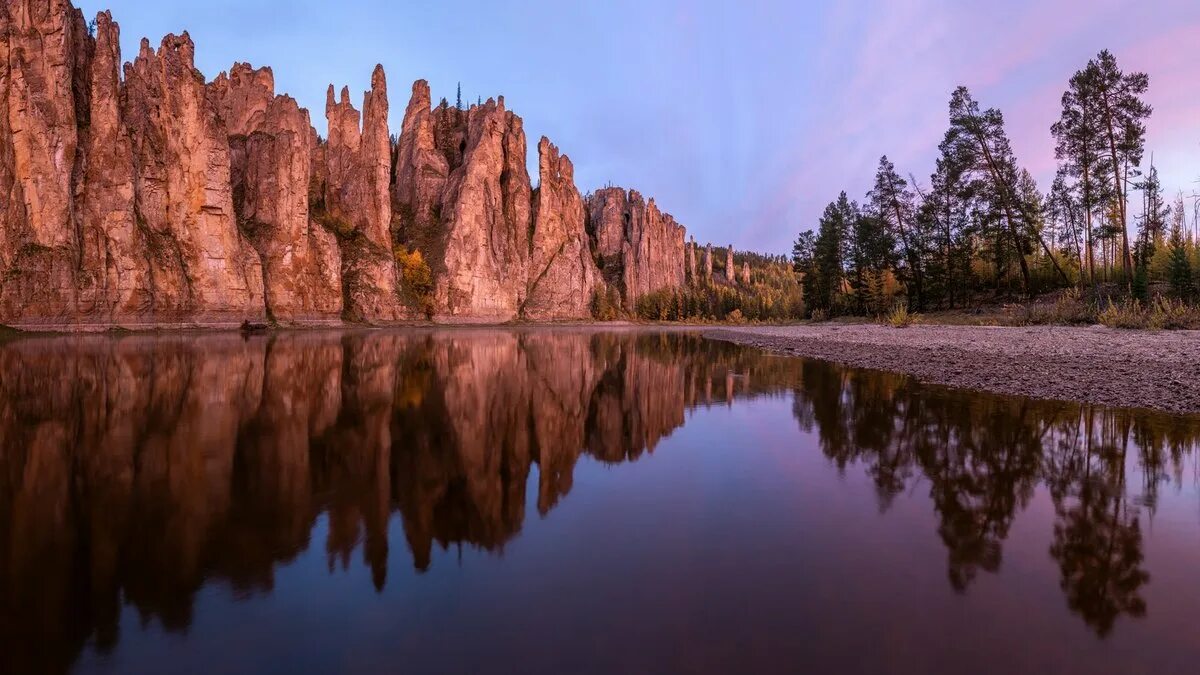 4 место среди рек якутии. Якутия река синяя Синские столбы. Синские скалы Якутия. Ленские столбы в Якутии. Река Лена Ленские столбы.