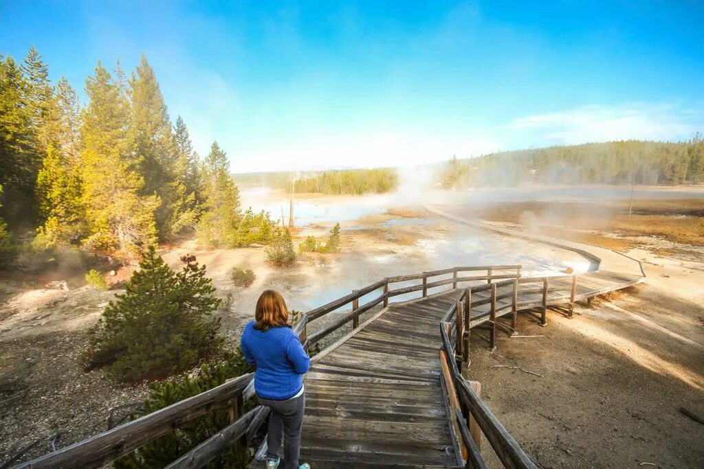 Рџ рџ і. Yellowstone National Park посетители. Yellowstone сериал заповедник. Йеллоустонский парк смотровые площадки. Сара Нгуен Йеллоустоун.