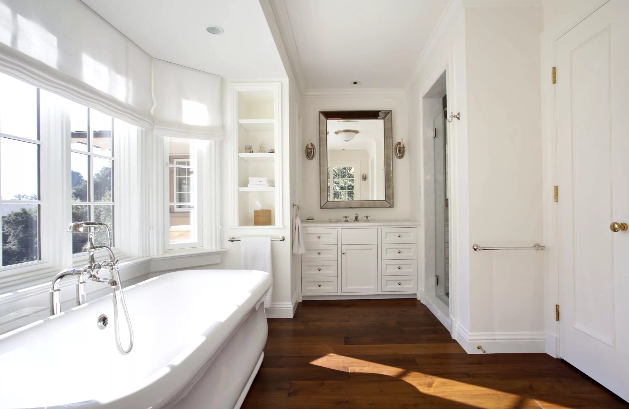 классический интерьер ванной. ванная в светлых тонах. ванная в современном стиле. ванна светлый пол. ванна светлый пол.