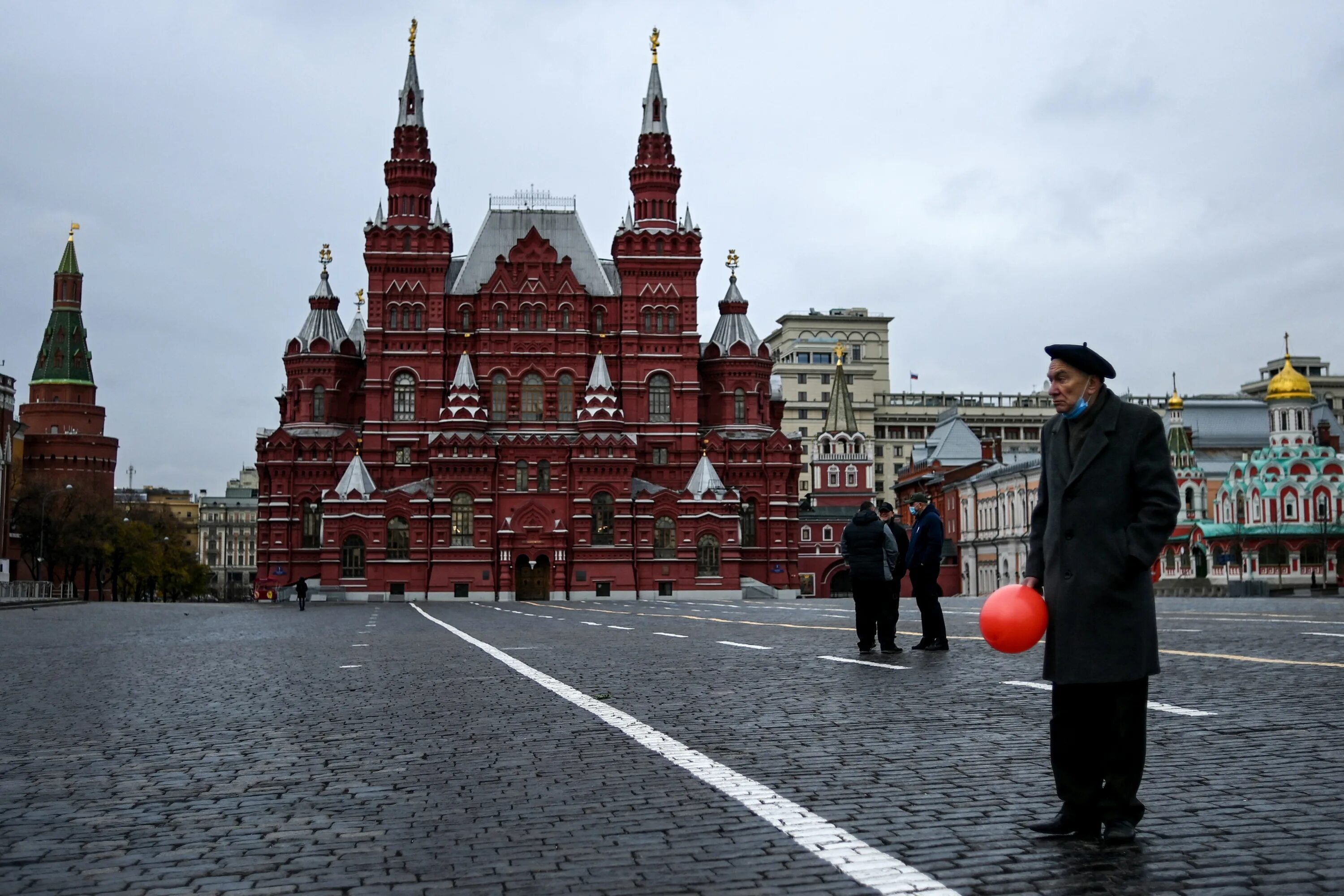 Читать красную площадь. Красная площадь Санкт-Петербург. Красная площадь днем. Красная площадь 1994. Красная площадь в Варшаве.