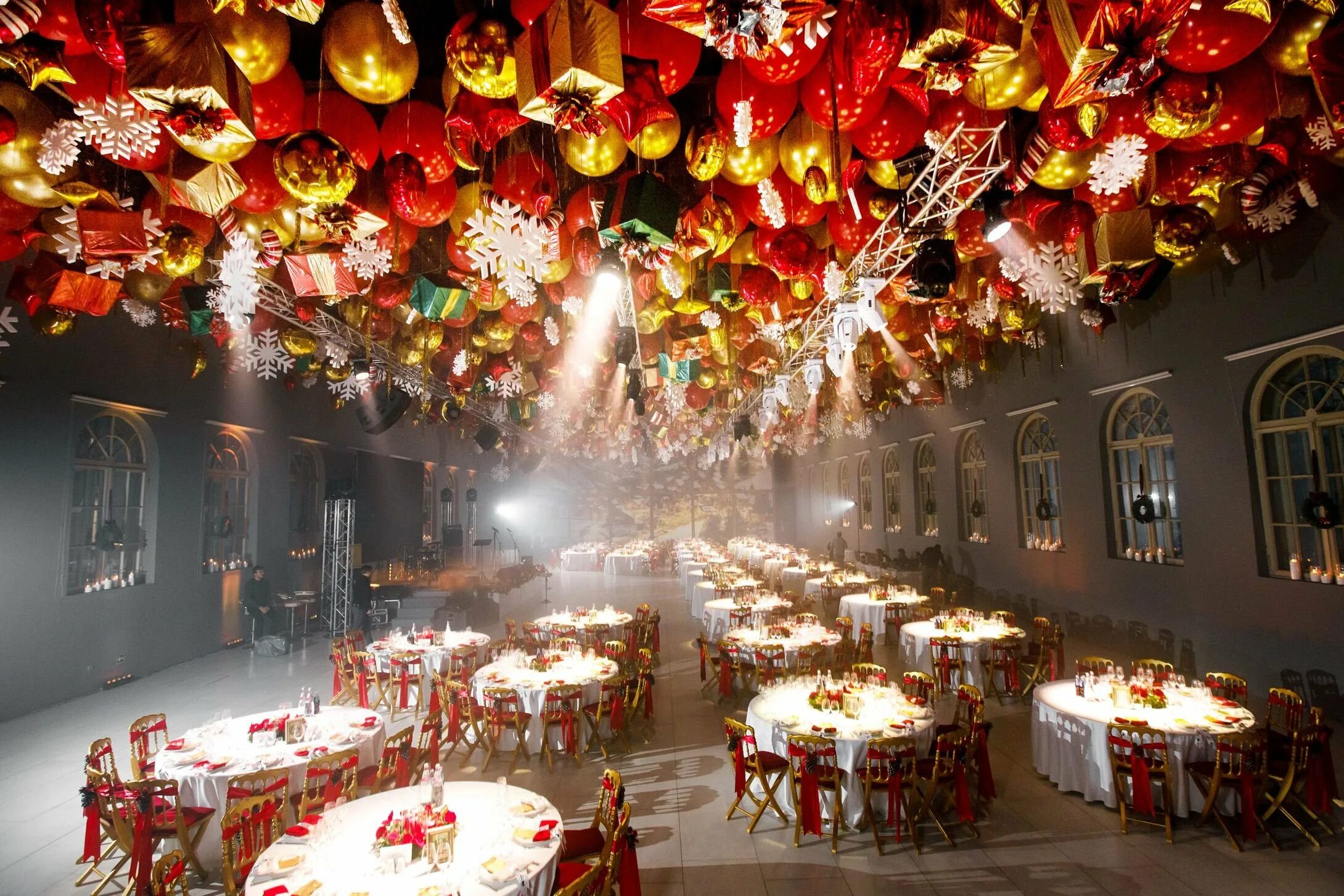 Новогоднее украшение зала. Новогоднее украшение зала. Новый год зал. Оформление новогоднее в клубе. Новогоднее украшение зала.