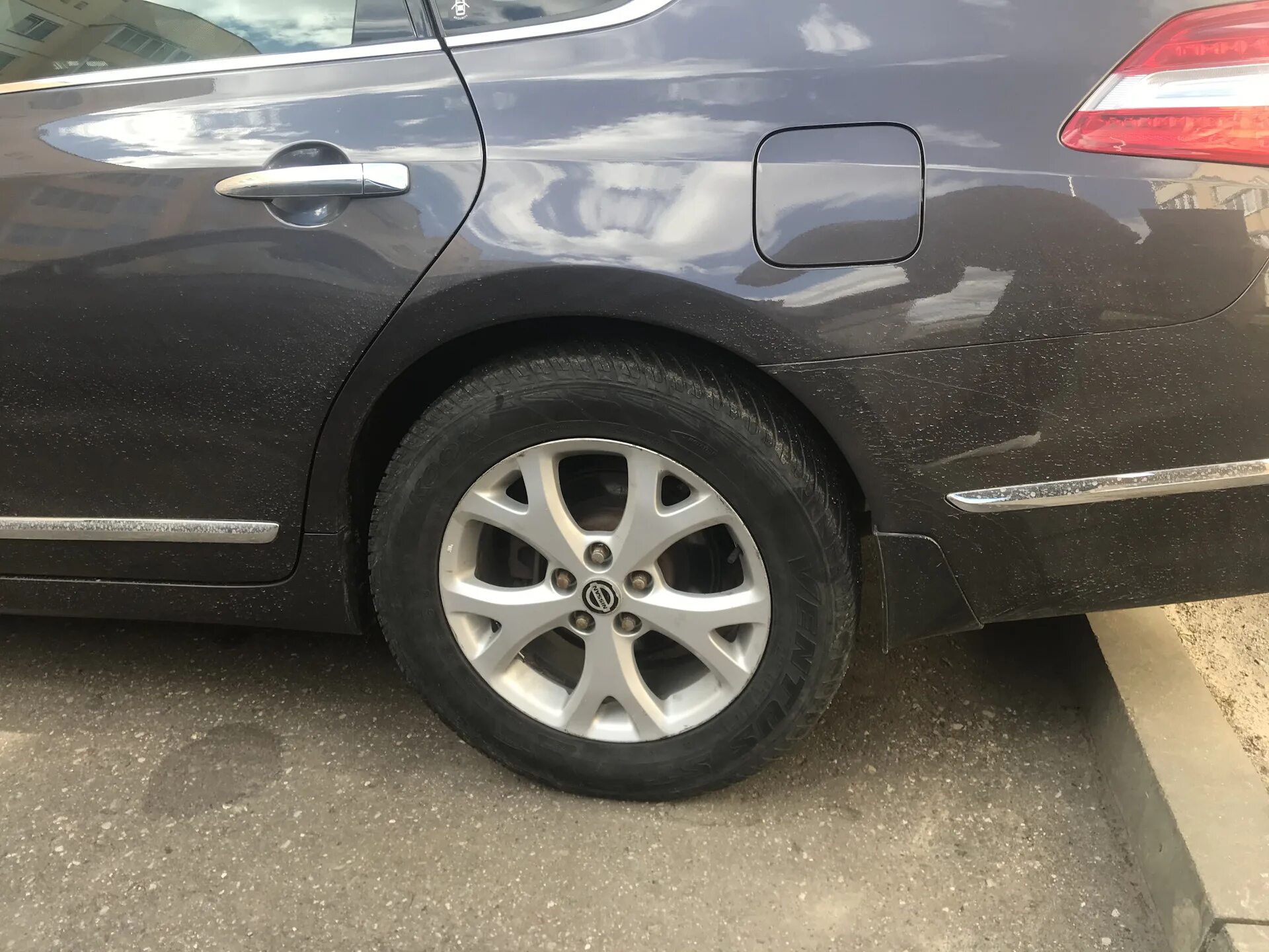 Резина nissan teana j32. Teana 225 65 16. Резина на ниссан теана. Nissan teana чёрного цвета на литых дисках. 215/55 r18 teana.