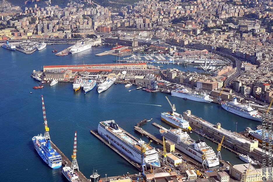 Город и порт в италии. Порт Генуя Италия. Генуя Италия морской порт. Генуя Италия торговый порт.