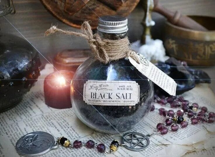 Магия четверговой соли. Баночки для ведьм. Ведьма и соль. Четверговая соль в магии. Стеклянные баночки для ведьм.