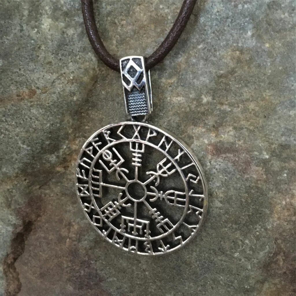 хульдский манускрипт вегвизир. амулет компас викингов вегвизир. вегвизир скандинавия. гальдраставы тату. вегвизир рунический.