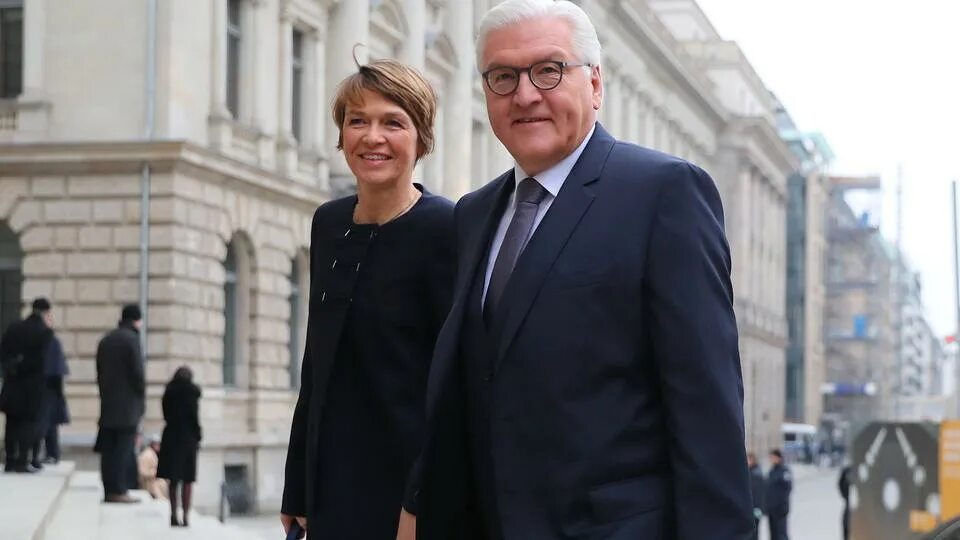 Эльке бюденбендер и франк-вальтер штайнмайер. Эльке бюденбендер. Эльке бюденбендер в молодости. Эльке бюденбендер и дочь. Доктор эльке де клерк.