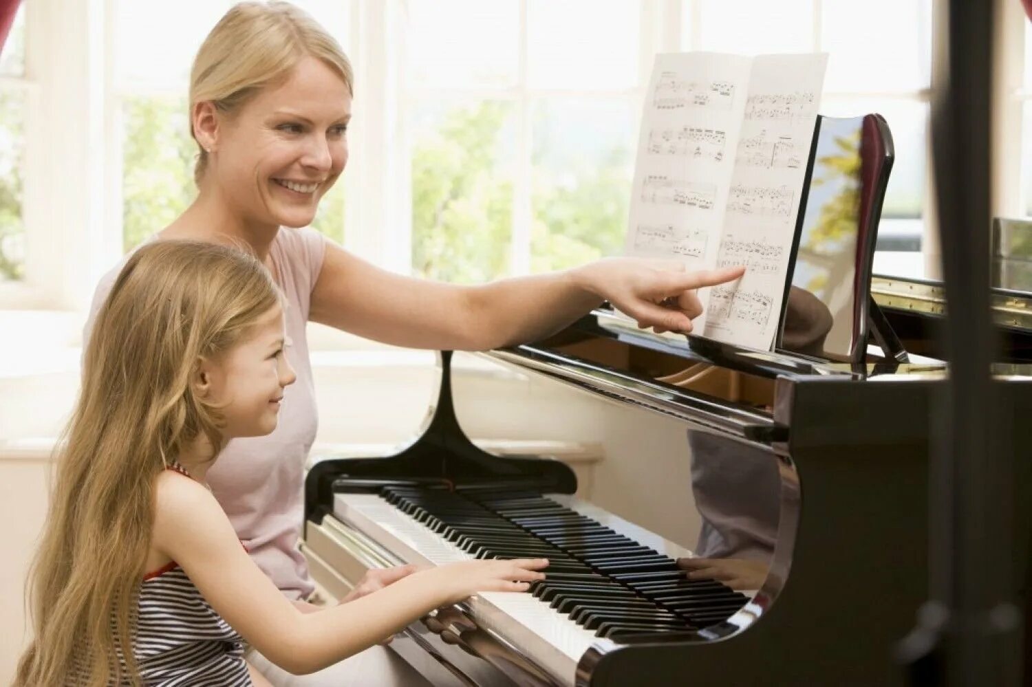 Музыкальное занятие. Учитель фортепиано. Урок в музыкальной школе. Пианино для детей. Учитель музыки качества учителя