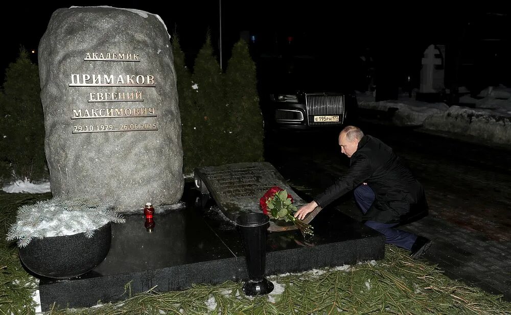 Где похоронить в москве человека. Могила Бориса Ельцина на Новодевичьем кладбище. Памятник на могиле Ельцина.