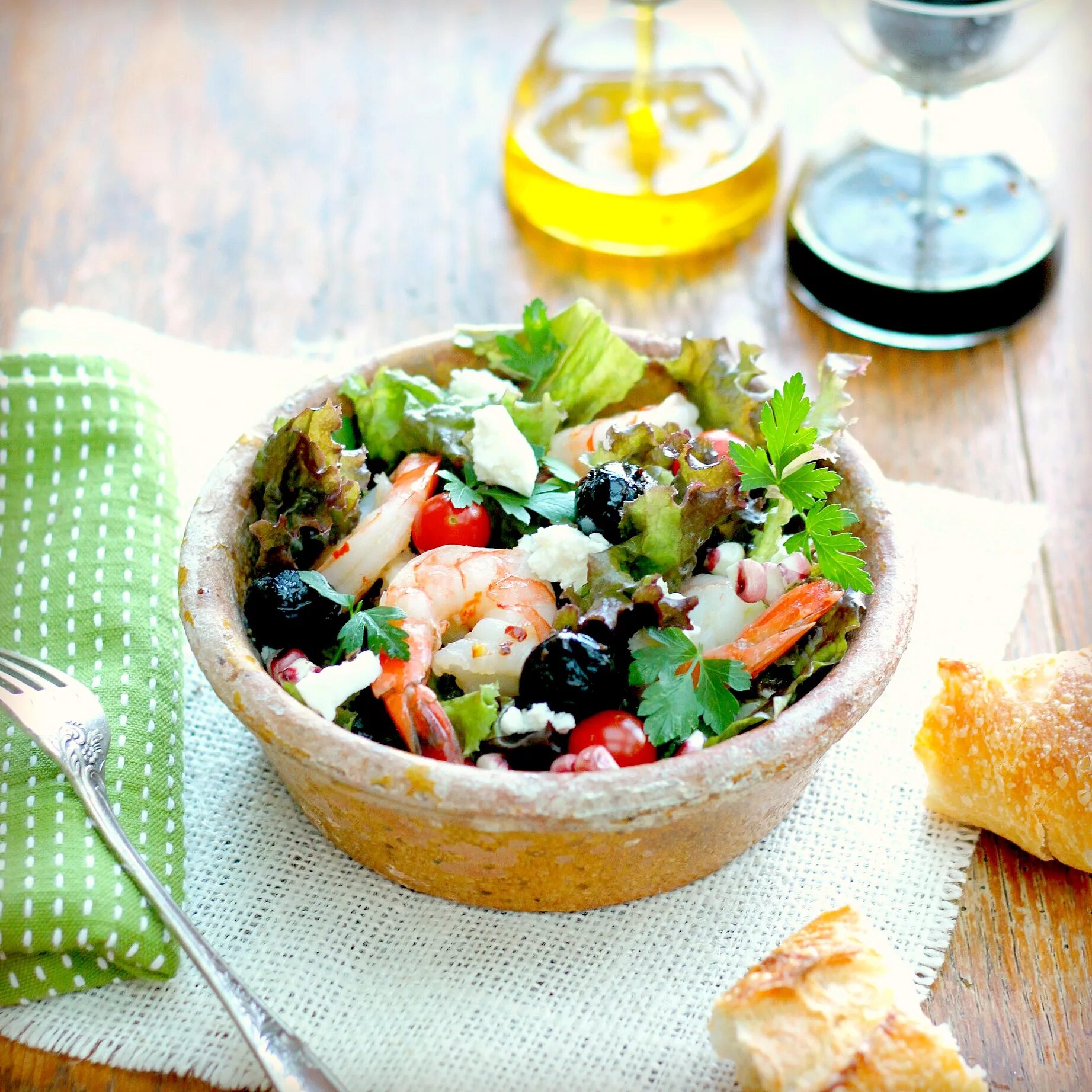 греческий с креветками. греческий салат с креветками и маслинами. греческий салат с креветками и маслинами. греческий с креветками.