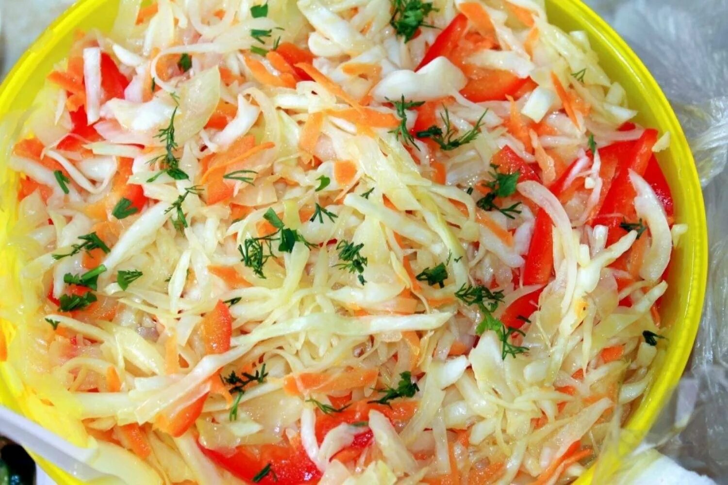 Салат из свежих перцев и капусты