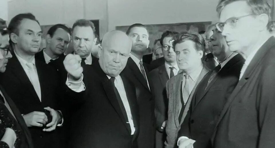 Хрущев манеж. Хрущев в манеже 1962. хрущев на выставке авангардистов в 1962-м.