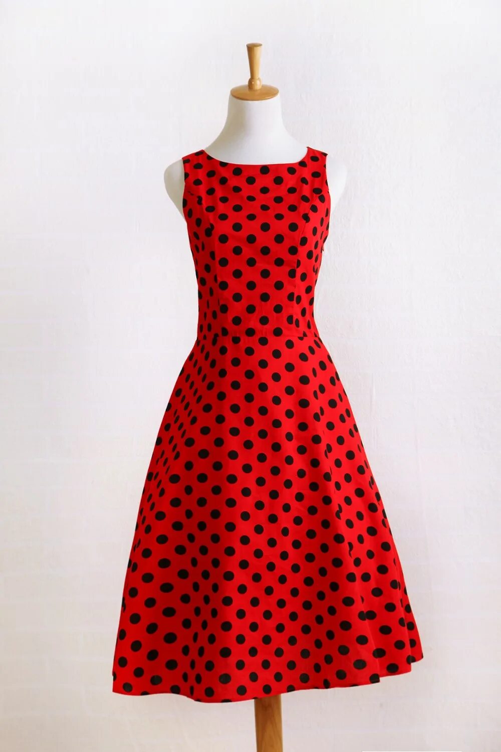 Красное платье в черный горошек. Красное платье в горошек. Красное платье в черный горошек женское. Красное платье в черный горошек. Одри хепберн платье в горошек.
