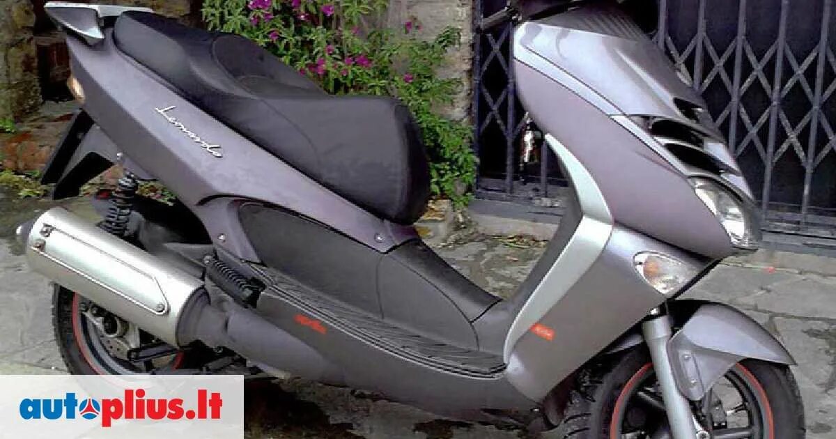 Априлия леонардо 150 характеристики. Априлия 250 скутер. Aprilia leonardo 150. Aprilia 250 скутер. Априлия леонардо скутер 125.