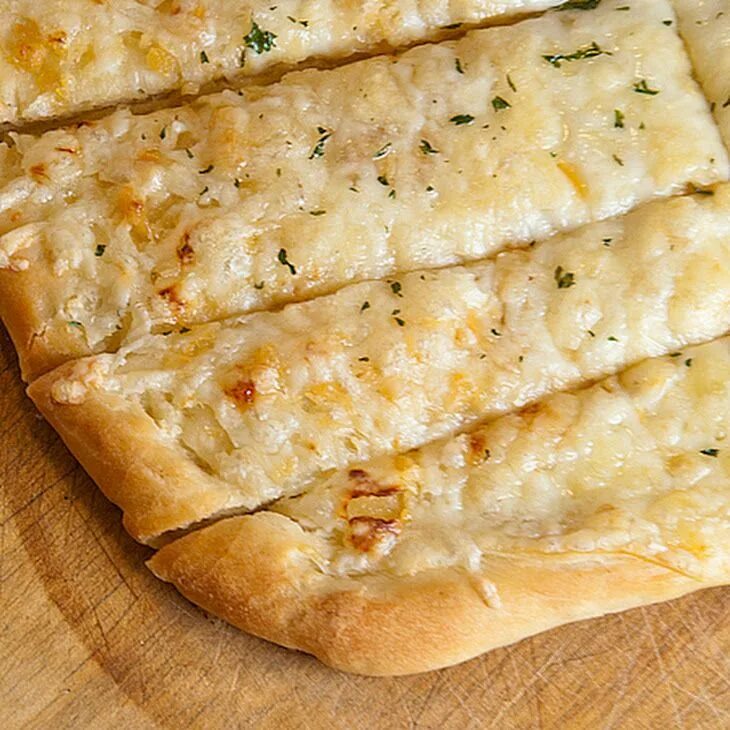 Сыр чеснок тесто. Сырный хлеб. Чесночный лаваш. Сырные слойки с чесноком и сыром. Лаваш сырный чесночный.