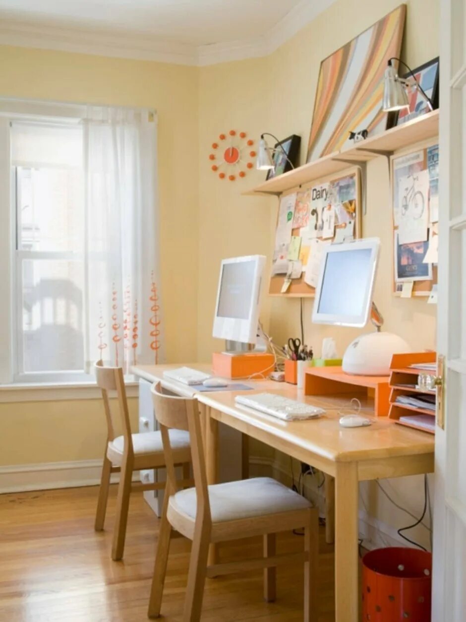 Комната со столом. Стол для двух школьников. Комната на рабочий стол. Письменный стол для маленькой комнаты. Рабочее место для двоих