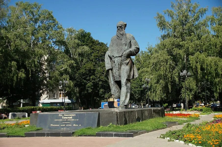 Памятник николаевичу. Памятник льву толстому (тула). толстой лев николаевич памятник в туле. памятник льву толстому в туле 1973. памятник льву толстому в туле на проспекте.