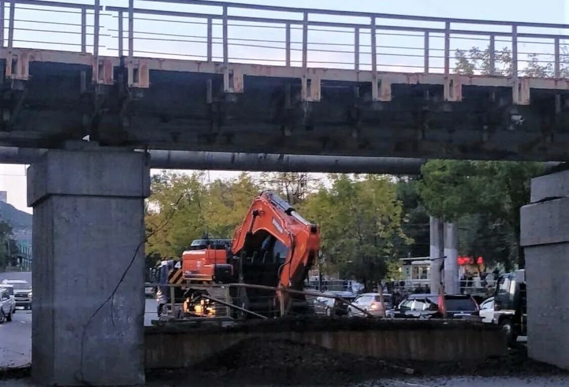 В каком городе рухнул мост. Рудневском мосту во владивостоке. владивосток рухнул мост 2025 лето. обрушение моста во владивостоке. железнодорожный мост владивосток.