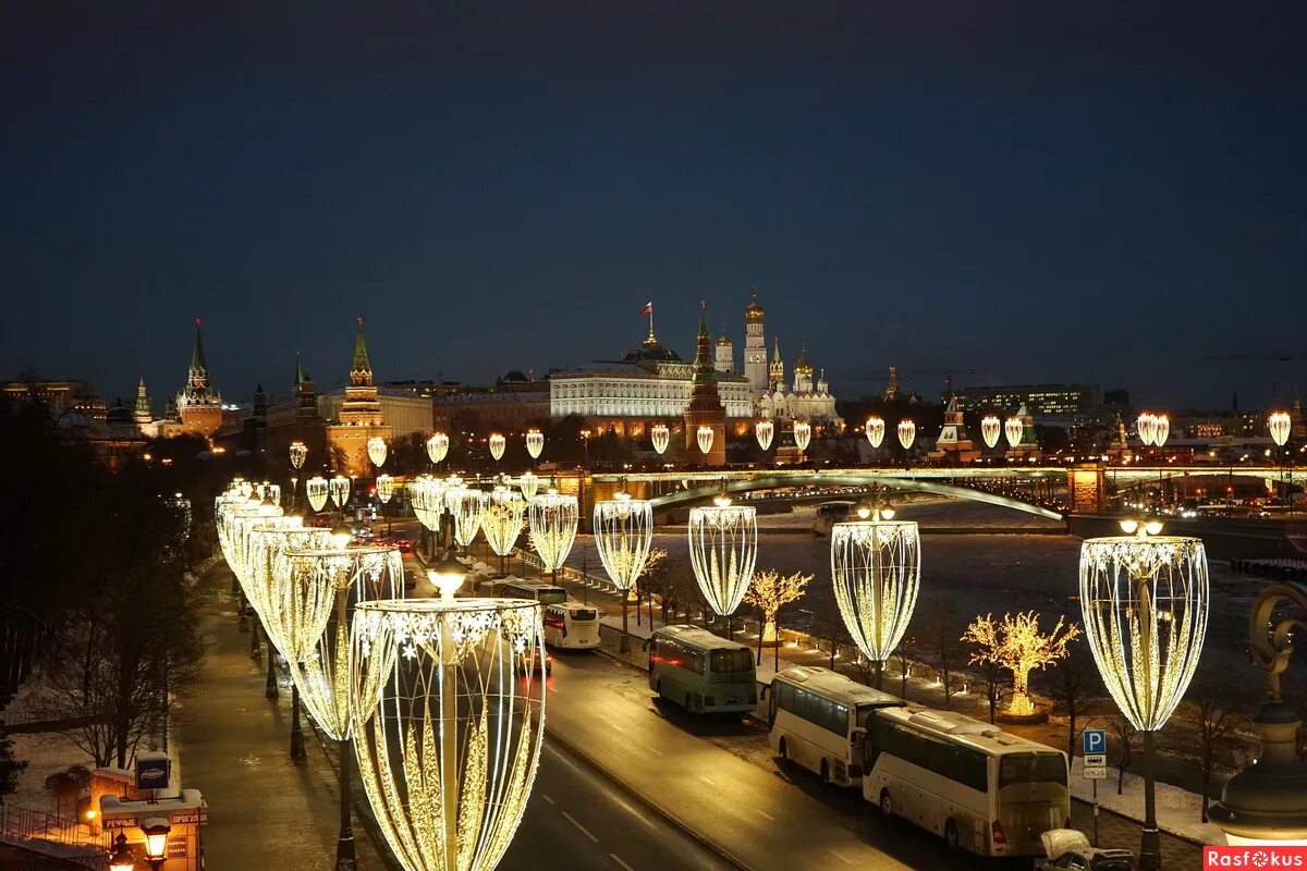 кремлевская набережная москва фонари. новый год 2010 москва. москва днем. огни москвы автобусная экскурсия. праздничная москва.