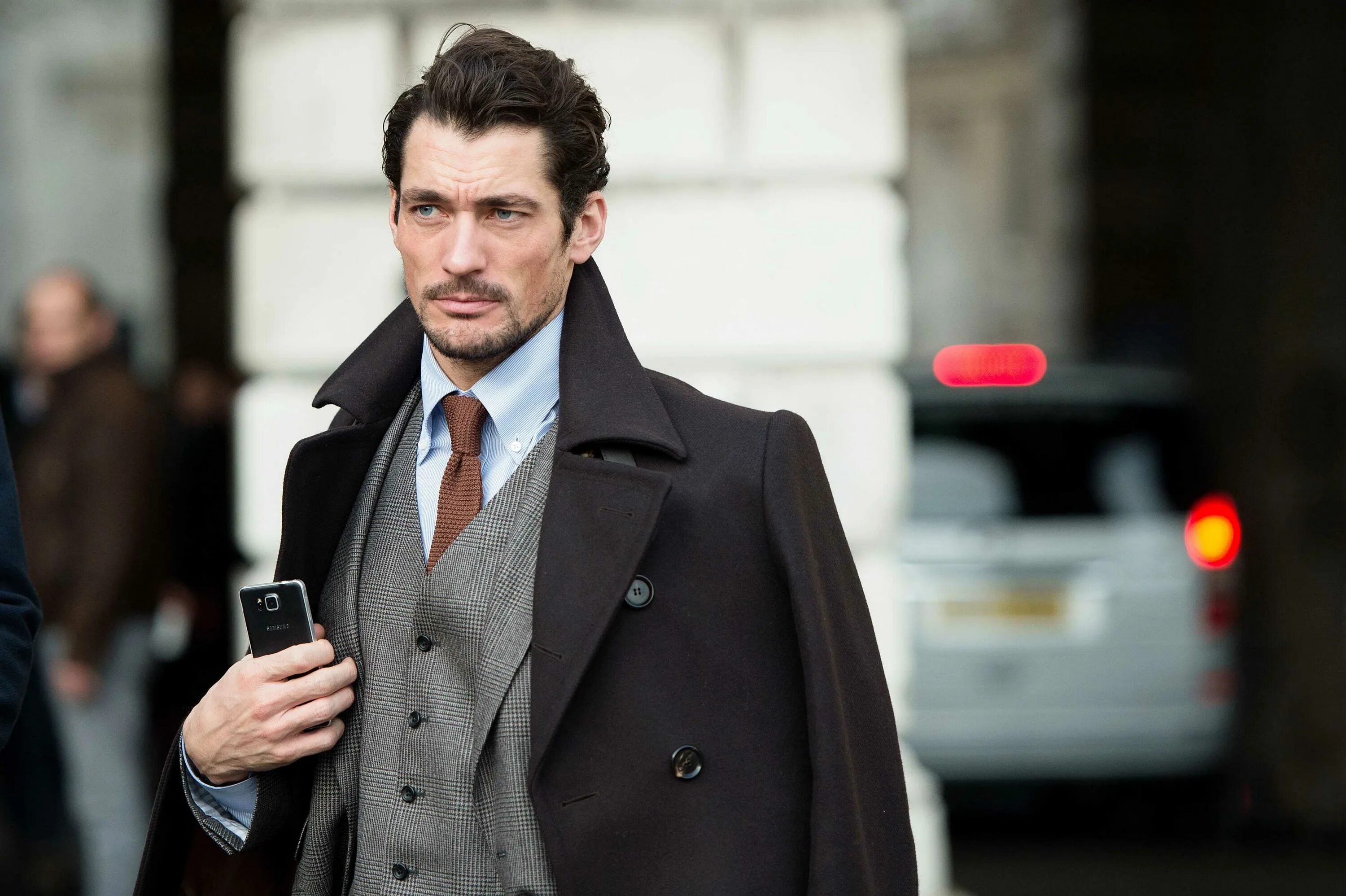 Мужчина в костюме. Рене каструччи. Ткань поплин стрейч темный хаки. Стильный мужчина. Красивые мужские костюмы классические.