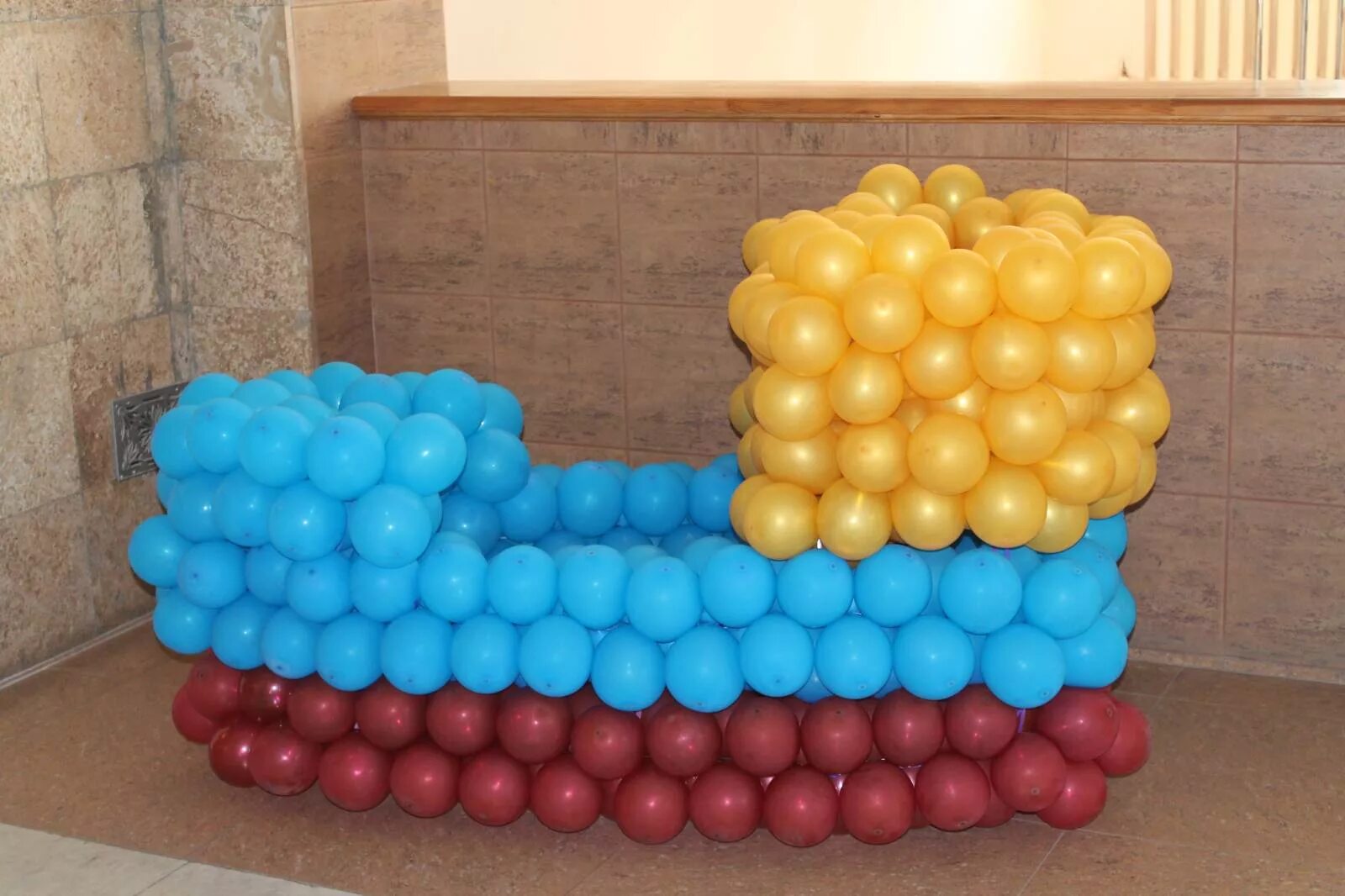 Корабль из шаров. Корабль из воздушных шаров. Колонны из шаров. Украшения из шариков для сухого бассейна. Украшения из пластмассовых шариков сухого бассейна.