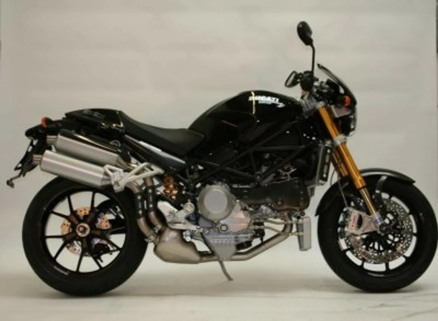 Купить g r. Ducati Monster s2r 1000. Ducati Monster стиль. Слайдеры на Ducati Monster. Стиль одежды Ducati Monster s4.