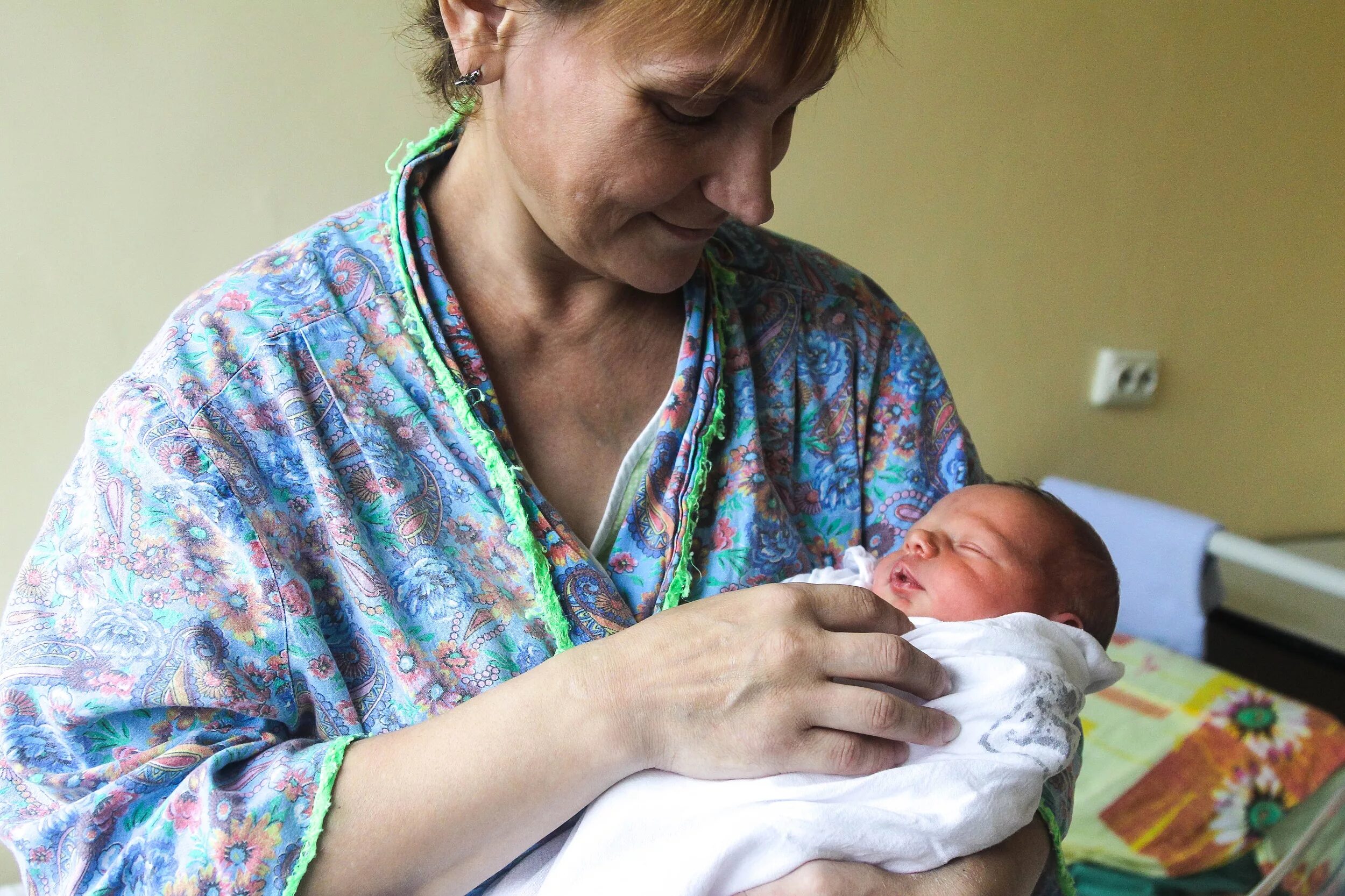 Самые поздние роды. Пожилая женщина в родильном доме. Бабушка рожает ребенка в роддоме.