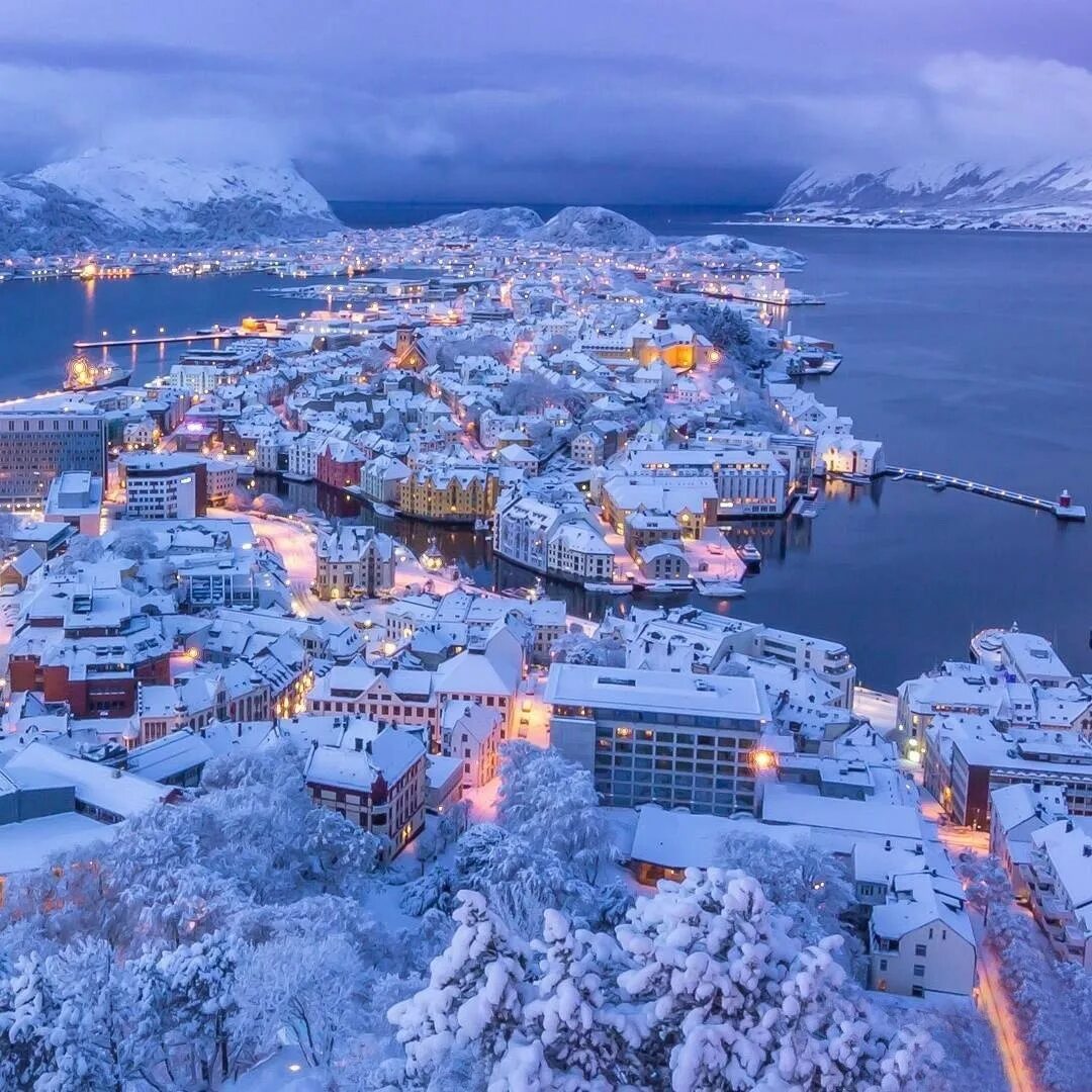 Лучшие северные страны. Алесунд Норвегия. Олесунн Норвегия зимой. Норвегия Осло зимой. Рейне Лофотенские острова Норвегия.