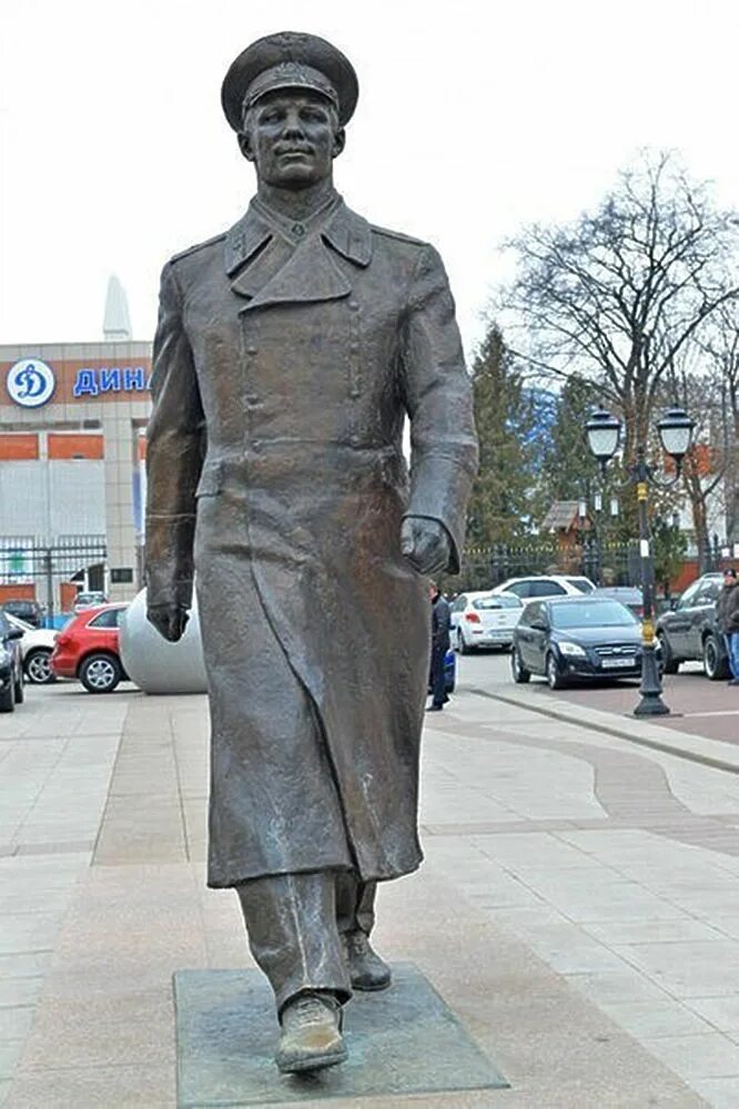 бульвар гагарина брянск памятник. бульвар гагарина брянск памятник. гагарин памятник брянск. памятник гагарина брянска с трех сторон. бульвар гагарина брянск.