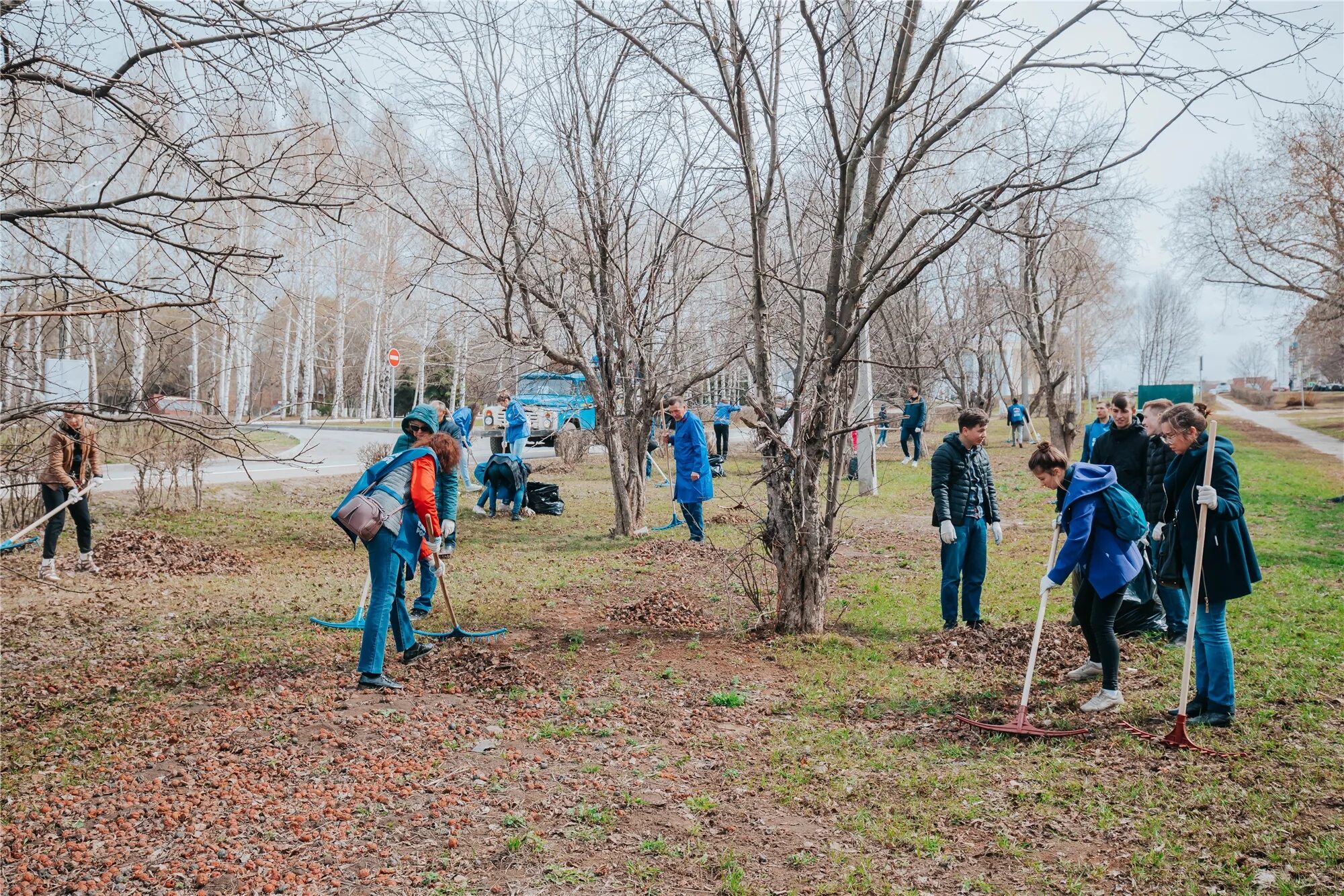 Субботник. Весенний субботник. Субботник. Весенний городской субботник. Уборка территории весной.