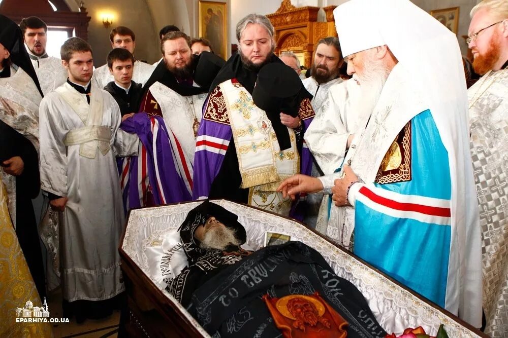 Почивать значение. Почивший это. Милость м заупокойнаяира №6 архангельский храм. Почить в бозе значение. Почил в бозе что значит.