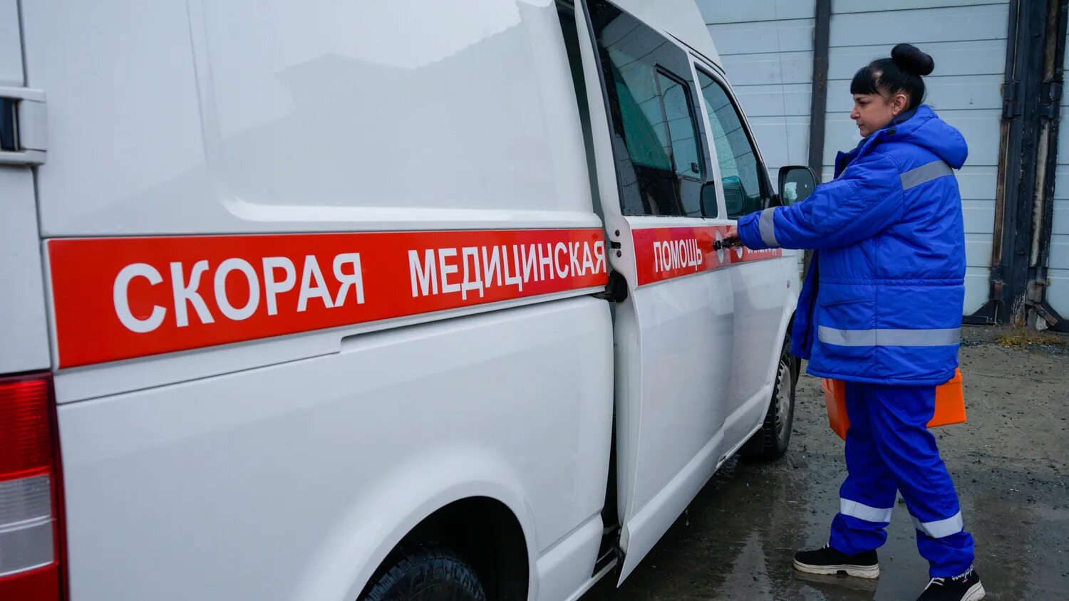 Скорая. Бригада скорой медицинской помощи. Работники скорой медицинской помощи. Врач скорой. Будет ли изменение выплат скорой помощи