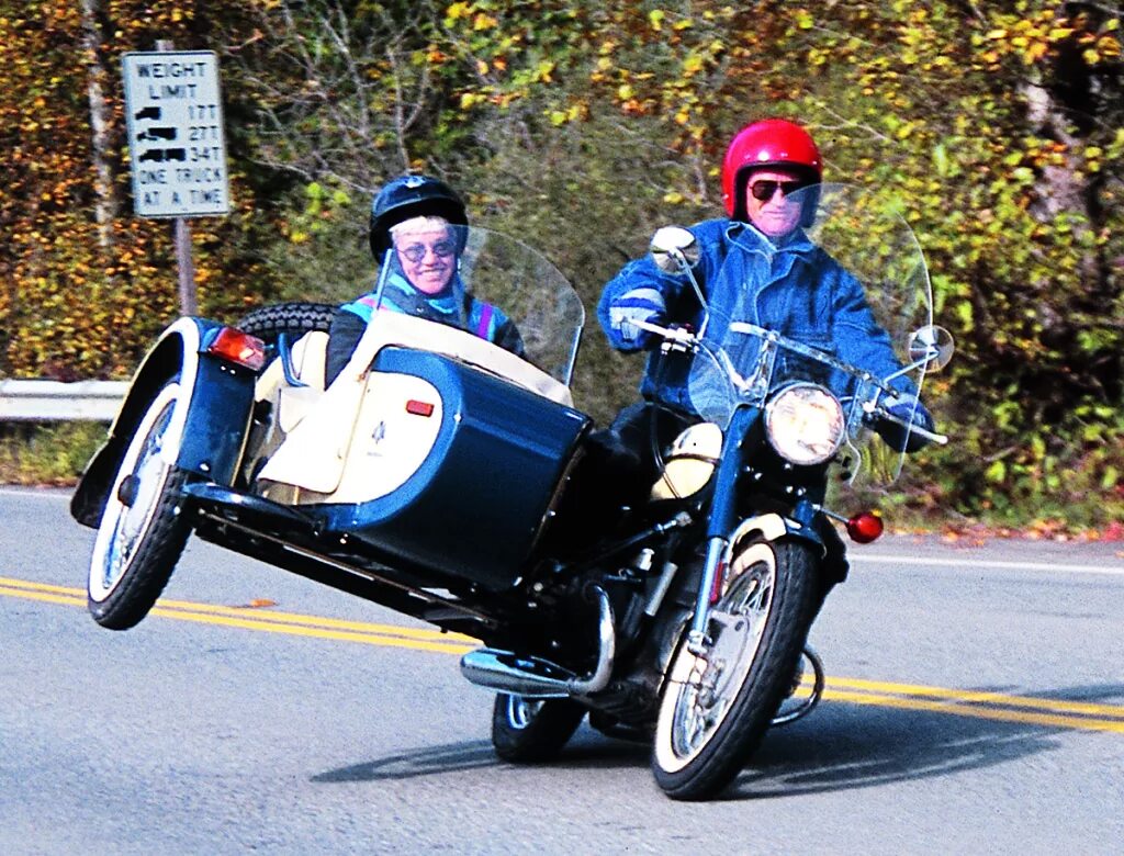 Мотоцикл с коляской Sidecar. Yamaha Bolt Sidecar. Урал с 2 колясками. Мотоцикл с люлькой.