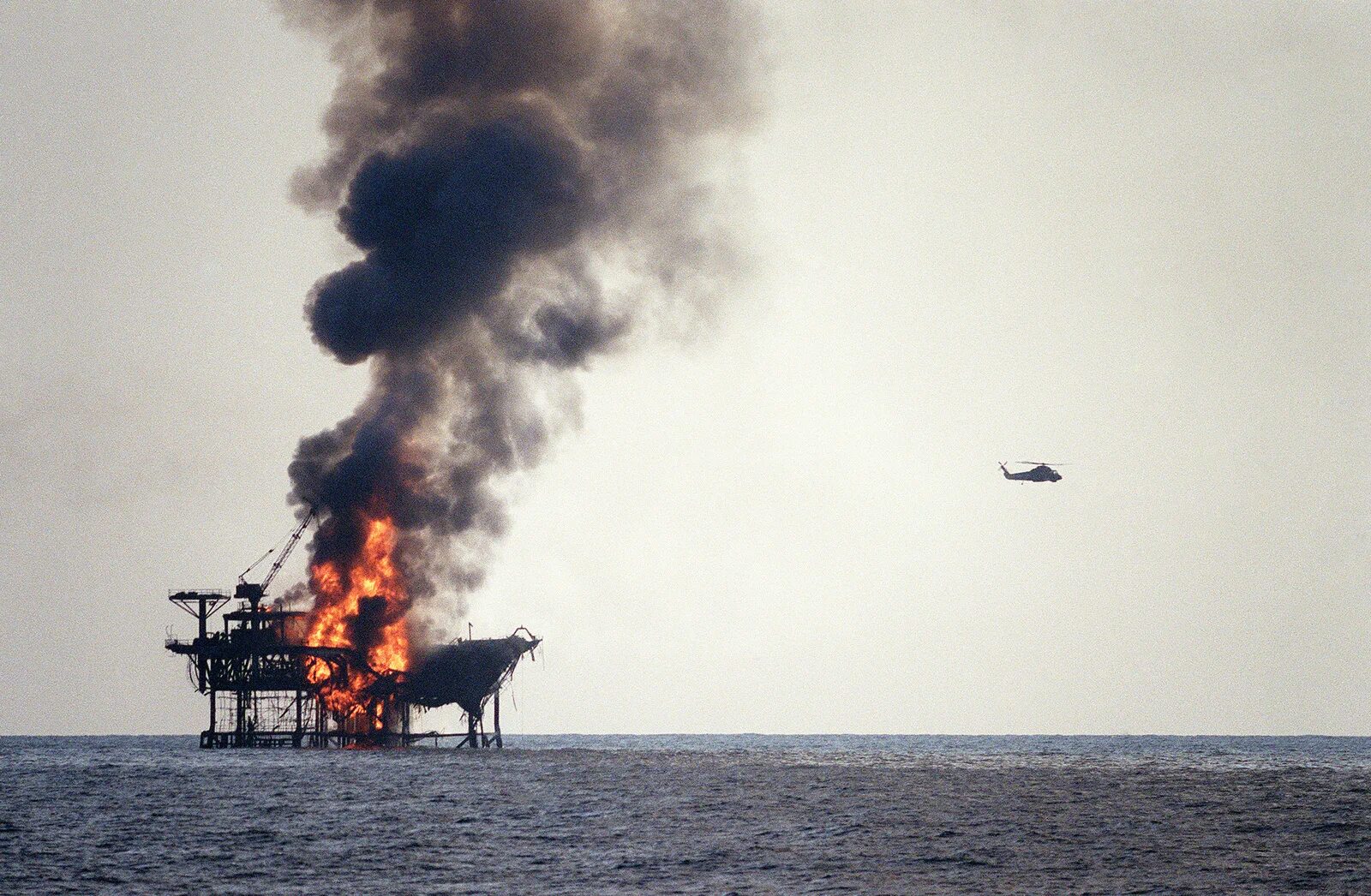 Катастрофа на нефтяной платформе. Взрыв нефтяной платформы deepwater horizon. катастрофу в мексиканском заливе, бритиш петролеум. взрыв на буровой платформе deepwater horizon в мексиканском заливе.. мексиканский залив катастрофа на буровой платформе.