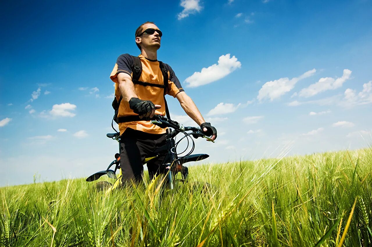 Здоровый мужчина. Молодой активный парень. Активного молодого человека. Молодые люди. Активного молодого человека.