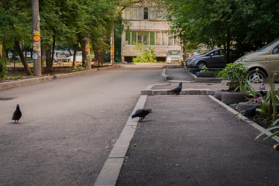 Тротуар во дворе. Тротуар асфальт. Дорога во дворе. Асфальт придомовой территории.