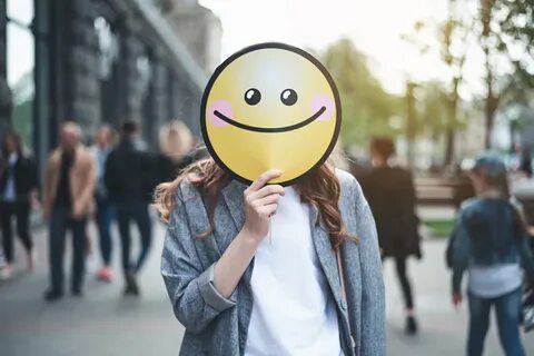 Закрывают лицо ребенка смайликом