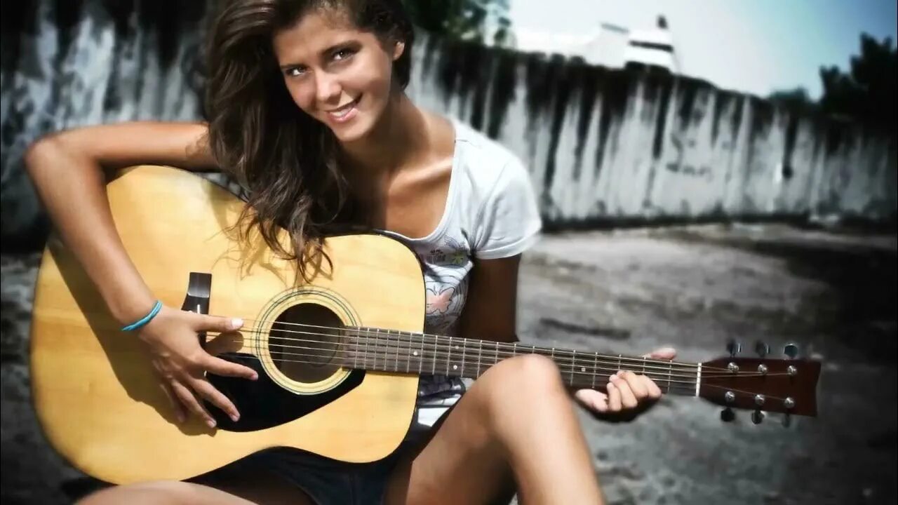Музыка релакс гитара. Девушка с гитарой. Девушка с гитарой у моря. Попова девушка с гитарой. Девушка с гитарой лето.